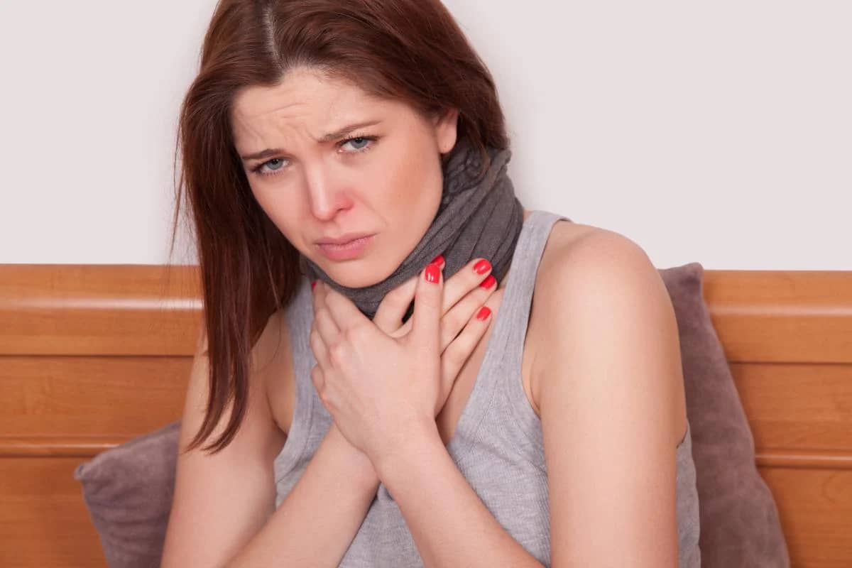 Експерти розібрались, чи допомагає полоскання горла солоною водою полегшити біль